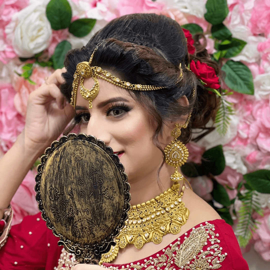 Reception glam with statement gold jewellery